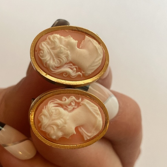 Vintage cameo clip-on earrings - Picture 9 of 10